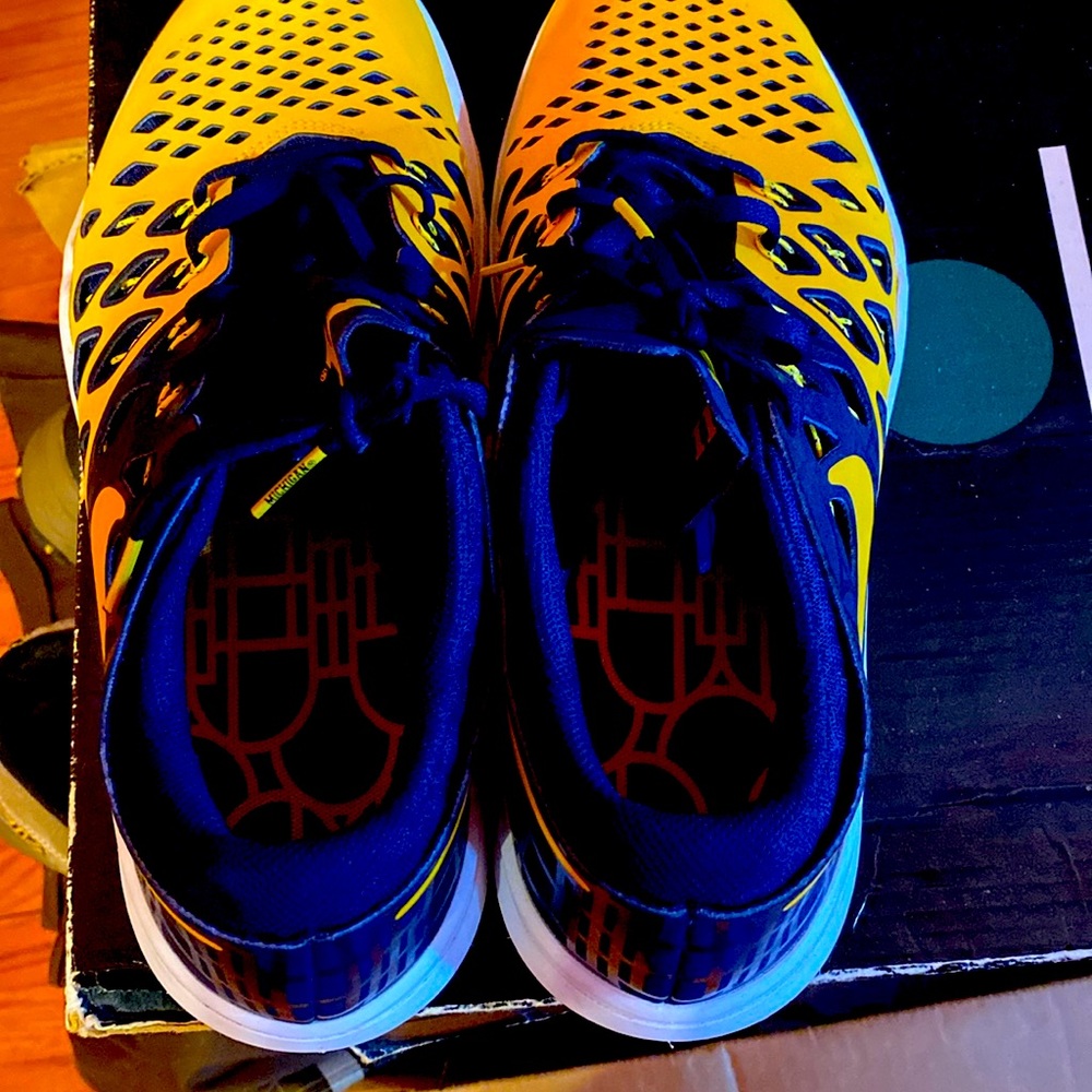 Nike tennis shoes 10 1/2